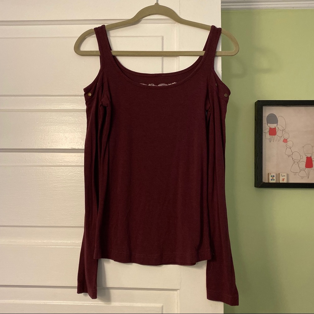 Nomads off-shoulder long-sleeve T, excellent